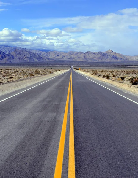 Wide Open Road Desert Mountain Backdrop Western Usa — Stock Photo, Image