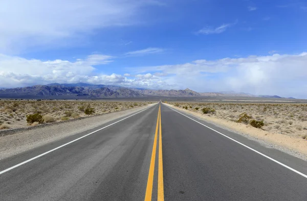 在沙漠的宽阔的道路与山背景 美国西部 — 图库照片