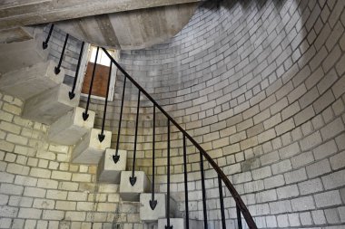 Deniz fenerinin içinde dairesel merdiven ve parmaklıklar