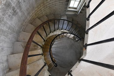 Deniz fenerinin içinde dairesel merdiven ve parmaklıklar