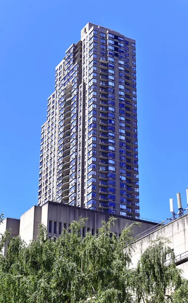 Високий Хмарочос Блакитним Небом Манхеттені — стокове фото