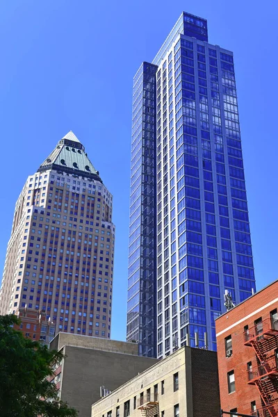 Höga Skyskrapor Med Blå Himmel Manhattan New York — Stockfoto