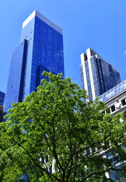 Manhattan 'da mavi gökyüzü olan yüksek gökdelenli New York