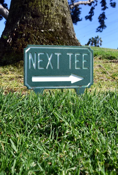 Assine Apontando Para Próximo Campo Golfe Tee — Fotografia de Stock
