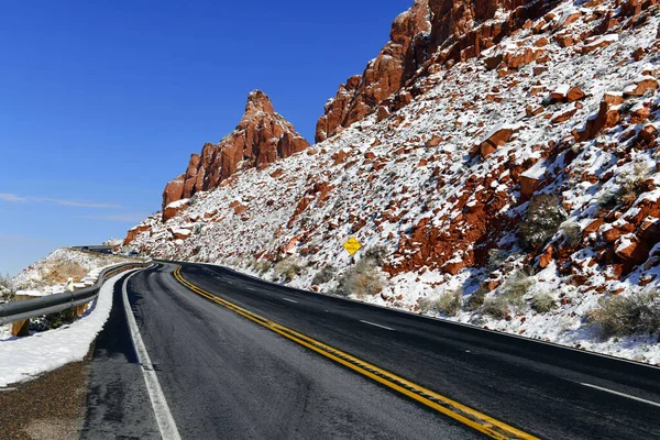 通往亚利桑那州和犹他州边界附近科罗拉多高原岩石高沙漠景观的道路 — 图库照片