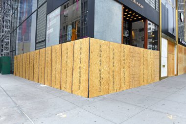 New York Şehri CIRCA MAYIS 2020. New York 'taki perakendeciler COVID-19 kapanmaları yüzünden zaten gergin. George Floyds' un ölümünün yol açtığı şiddetli protestolara, ayaklanmalara ve yağmalara karşı korunmak için mağazaları kapatıyorlar. 