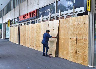 New York Şehri CIRCA MAYIS 2020. New York 'taki perakendeciler COVID-19 kapanmaları yüzünden zaten gergin. George Floyds' un ölümünün yol açtığı şiddetli protestolara, ayaklanmalara ve yağmalara karşı korunmak için mağazaları kapatıyorlar. 