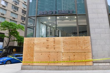 New York Şehri CIRCA MAYIS 2020. New York 'taki perakendeciler COVID-19 kapanmaları yüzünden zaten gergin. George Floyds' un ölümünün yol açtığı şiddetli protestolara, ayaklanmalara ve yağmalara karşı korunmak için mağazaları kapatıyorlar. 