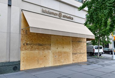 New York Şehri CIRCA MAYIS 2020. New York 'taki perakendeciler COVID-19 kapanmaları yüzünden zaten gergin. George Floyds' un ölümünün yol açtığı şiddetli protestolara, ayaklanmalara ve yağmalara karşı korunmak için mağazaları kapatıyorlar. 