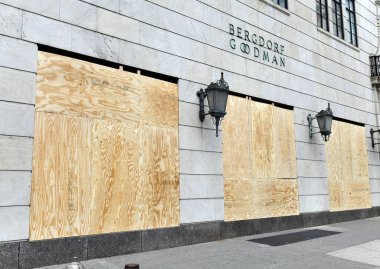 New York Şehri CIRCA MAYIS 2020. New York 'taki perakendeciler COVID-19 kapanmaları yüzünden zaten gergin. George Floyds' un ölümünün yol açtığı şiddetli protestolara, ayaklanmalara ve yağmalara karşı korunmak için mağazaları kapatıyorlar. 