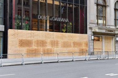 New York Şehri CIRCA MAYIS 2020. New York 'taki perakendeciler COVID-19 kapanmaları yüzünden zaten gergin. George Floyds' un ölümünün yol açtığı şiddetli protestolara, ayaklanmalara ve yağmalara karşı korunmak için mağazaları kapatıyorlar. 