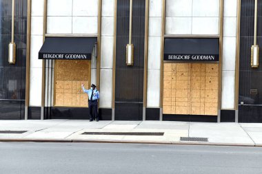 New York Şehri CIRCA MAYIS 2020. New York 'taki perakendeciler COVID-19 kapanmaları yüzünden zaten gergin. George Floyds' un ölümünün yol açtığı şiddetli protestolara, ayaklanmalara ve yağmalara karşı korunmak için mağazaları kapatıyorlar. 