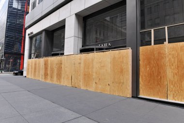 New York Şehri CIRCA MAYIS 2020. New York 'taki perakendeciler COVID-19 kapanmaları yüzünden zaten gergin. George Floyds' un ölümünün yol açtığı şiddetli protestolara, ayaklanmalara ve yağmalara karşı korunmak için mağazaları kapatıyorlar. 