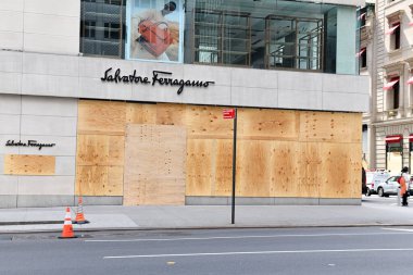 New York Şehri CIRCA MAYIS 2020. New York 'taki perakendeciler COVID-19 kapanmaları yüzünden zaten gergin. George Floyds' un ölümünün yol açtığı şiddetli protestolara, ayaklanmalara ve yağmalara karşı korunmak için mağazaları kapatıyorlar. 