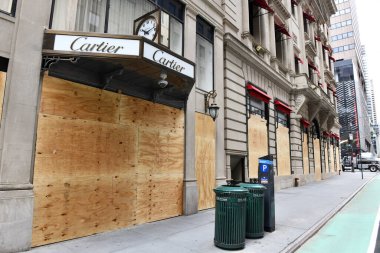 New York Şehri CIRCA MAYIS 2020. New York 'taki perakendeciler COVID-19 kapanmaları yüzünden zaten gergin. George Floyds' un ölümünün yol açtığı şiddetli protestolara, ayaklanmalara ve yağmalara karşı korunmak için mağazaları kapatıyorlar. 
