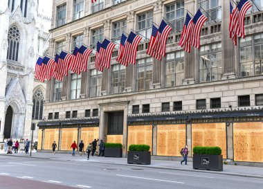 New York Şehri CIRCA MAYIS 2020. New York 'taki perakendeciler COVID-19 kapanmaları yüzünden zaten gergin. George Floyds' un ölümünün yol açtığı şiddetli protestolara, ayaklanmalara ve yağmalara karşı korunmak için mağazaları kapatıyorlar. 
