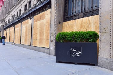 New York Şehri CIRCA MAYIS 2020. New York 'taki perakendeciler COVID-19 kapanmaları yüzünden zaten gergin. George Floyds' un ölümünün yol açtığı şiddetli protestolara, ayaklanmalara ve yağmalara karşı korunmak için mağazaları kapatıyorlar. 