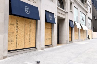 New York Şehri CIRCA MAYIS 2020. New York 'taki perakendeciler COVID-19 kapanmaları yüzünden zaten gergin. George Floyds' un ölümünün yol açtığı şiddetli protestolara, ayaklanmalara ve yağmalara karşı korunmak için mağazaları kapatıyorlar. 