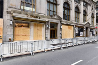 New York Şehri CIRCA MAYIS 2020. New York 'taki perakendeciler COVID-19 kapanmaları yüzünden zaten gergin. George Floyds' un ölümünün yol açtığı şiddetli protestolara, ayaklanmalara ve yağmalara karşı korunmak için mağazaları kapatıyorlar. 