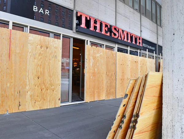 2020年5月ニューヨーク市サーカス ニューヨークの小売業者はすでにCovid 19のシャットダウンによって緊張しており ジョージ フロイドの死から生じる暴力的な抗議 略奪からの保護のために店頭に立っています — ストック写真