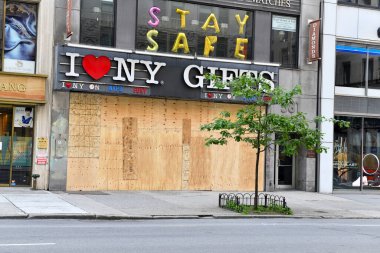 New York Şehri CIRCA MAYIS 2020. New York 'taki perakendeciler COVID-19 kapanmaları yüzünden zaten gergin. George Floyds' un ölümünün yol açtığı şiddetli protestolara, ayaklanmalara ve yağmalara karşı korunmak için mağazaları kapatıyorlar. 