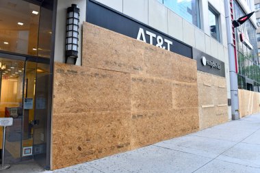 New York Şehri CIRCA MAYIS 2020. New York 'taki perakendeciler COVID-19 kapanmaları yüzünden zaten gergin. George Floyds' un ölümünün yol açtığı şiddetli protestolara, ayaklanmalara ve yağmalara karşı korunmak için mağazaları kapatıyorlar. 