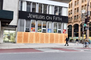 New York Şehri CIRCA MAYIS 2020. New York 'taki perakendeciler COVID-19 kapanmaları yüzünden zaten gergin. George Floyds' un ölümünün yol açtığı şiddetli protestolara, ayaklanmalara ve yağmalara karşı korunmak için mağazaları kapatıyorlar. 