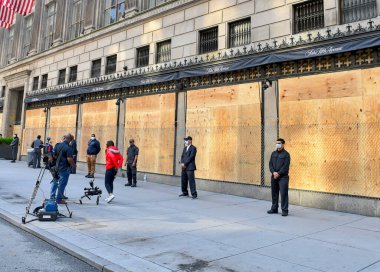 New York Şehri CIRCA MAYIS 2020. New York 'taki perakendeciler COVID-19 kapanmaları yüzünden zaten gergin. George Floyds' un ölümünün yol açtığı şiddetli protestolara, ayaklanmalara ve yağmalara karşı korunmak için mağazaları kapatıyorlar. 