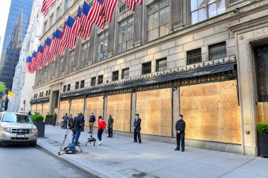 New York Şehri CIRCA MAYIS 2020. New York 'taki perakendeciler COVID-19 kapanmaları yüzünden zaten gergin. George Floyds' un ölümünün yol açtığı şiddetli protestolara, ayaklanmalara ve yağmalara karşı korunmak için mağazaları kapatıyorlar. 