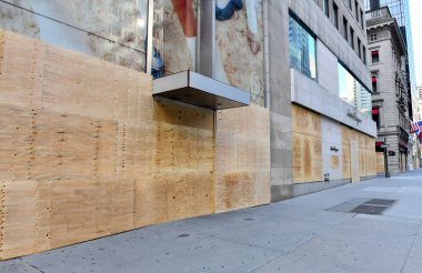 New York Şehri CIRCA MAYIS 2020. New York 'taki perakendeciler COVID-19 kapanmaları yüzünden zaten gergin. George Floyds' un ölümünün yol açtığı şiddetli protestolara, ayaklanmalara ve yağmalara karşı korunmak için mağazaları kapatıyorlar. 