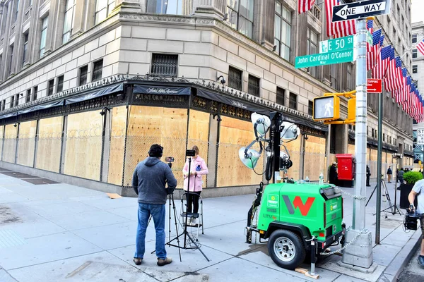 2020年5月ニューヨーク市サーカス ニューヨークの小売業者はすでにCovid 19のシャットダウンによって緊張しており ジョージ フロイドの死から生じる暴力的な抗議 略奪からの保護のために店頭に立っています — ストック写真