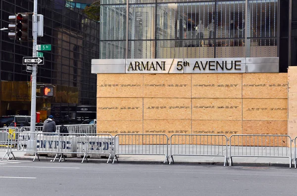 New York Şehri CIRCA MAYIS 2020. New York 'taki perakendeciler COVID-19 kapanmaları yüzünden zaten gergin. George Floyds' un ölümünün yol açtığı şiddetli protestolara, ayaklanmalara ve yağmalara karşı korunmak için mağazaları kapatıyorlar. 