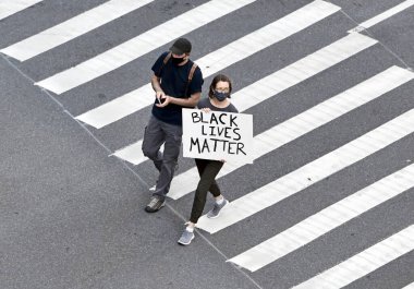 New York Şehri CIRCA MAYIS 2020. George Floyds 'un ölümü üzerine artan şiddet ve protestoların ortasında Manhattan sokaklarında Siyah Yaşamlar Önemli gösteriler, yürüyüşler ve ayaklanmalar görülüyor.
