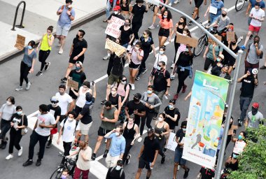 New York Şehri CIRCA MAYIS 2020. George Floyds 'un ölümü üzerine artan şiddet ve protestoların ortasında Manhattan sokaklarında Siyah Yaşamlar Önemli gösteriler, yürüyüşler ve ayaklanmalar görülüyor.