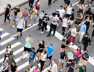 New York Şehri CIRCA MAYIS 2020. George Floyds 'un ölümü üzerine artan şiddet ve protestoların ortasında Manhattan sokaklarında Siyah Yaşamlar Önemli gösteriler, yürüyüşler ve ayaklanmalar görülüyor.