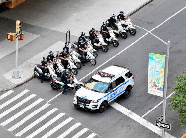 New York Şehri CIRCA MAYIS 2020. George Floyds 'un ölümü üzerine artan şiddet ve protestoların ortasında, Siyahi Yaşamlar Önemli gösteriler gerçekleşirken, polis de yağmayı ve suçu azaltmak için toplandı