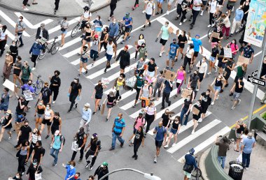 New York Şehri CIRCA MAYIS 2020. George Floyds 'un ölümü üzerine artan şiddet ve protestoların ortasında Manhattan sokaklarında Siyah Yaşamlar Önemli gösteriler, yürüyüşler ve ayaklanmalar görülüyor.