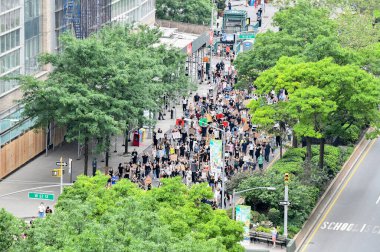 New York Şehri CIRCA MAYIS 2020. George Floyds 'un ölümü üzerine artan şiddet ve protestoların ortasında Manhattan sokaklarında Siyah Yaşamlar Önemli gösteriler, yürüyüşler ve ayaklanmalar görülüyor.