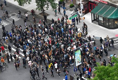 New York Şehri CIRCA MAYIS 2020. George Floyds 'un ölümü üzerine artan şiddet ve protestoların ortasında Manhattan sokaklarında Siyah Yaşamlar Önemli gösteriler, yürüyüşler ve ayaklanmalar görülüyor.