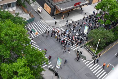 New York Şehri CIRCA MAYIS 2020. George Floyds 'un ölümü üzerine artan şiddet ve protestoların ortasında Manhattan sokaklarında Siyah Yaşamlar Önemli gösteriler, yürüyüşler ve ayaklanmalar görülüyor.