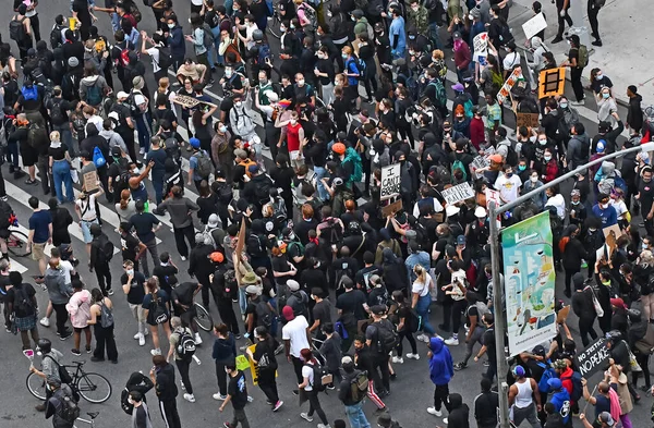 New York Şehri CIRCA MAYIS 2020. George Floyds 'un ölümü üzerine artan şiddet ve protestoların ortasında Manhattan sokaklarında Siyah Yaşamlar Önemli gösteriler, yürüyüşler ve ayaklanmalar görülüyor.
