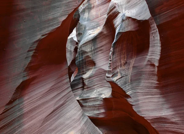 在犹他州 亚利桑那州和美国西南部等干旱地区常见的沟槽峡谷是由典型的砂岩中的水蚀形成的 面临着山洪暴发的危险 — 图库照片