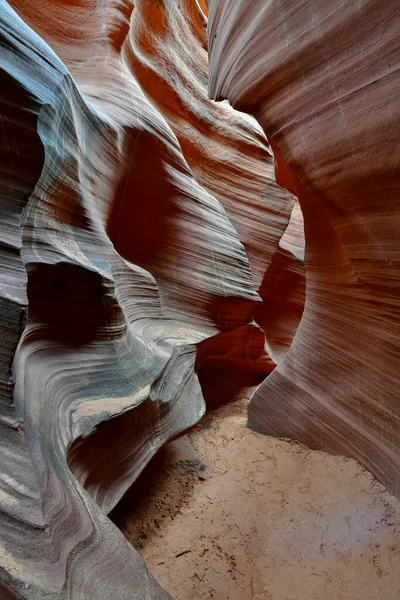 ユタ州 アリゾナ州 米国南西部などの乾燥した地域で一般的に見られるスロットキャニオンは 通常砂岩で水の浸食によって形成され 鉄砲水の危険性があります — ストック写真