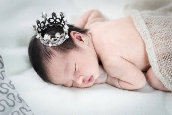 Neugeborenes Mädchen Schläft Und Trägt Eine Silberne Krone — Stockfoto