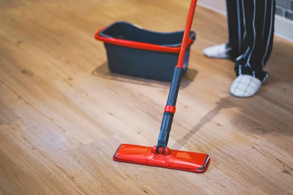 Woman Cleaning Floor Living Room Mob — Stock Photo, Image