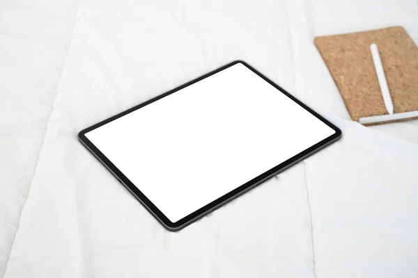 Vista Superior Tableta Con Una Pantalla Blanca Encuentra Una Cama — Foto de Stock