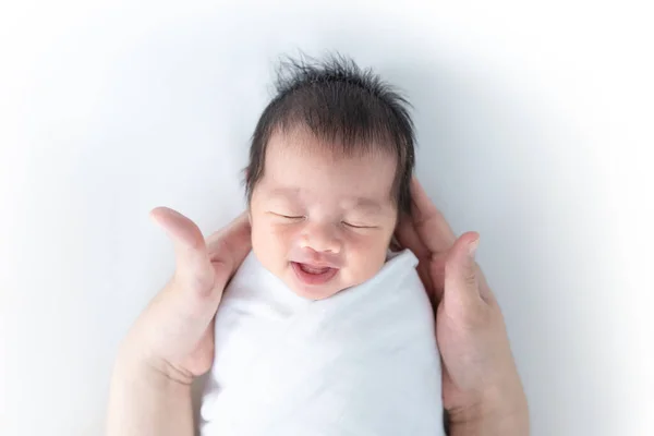 Das Neugeborene Lächelt Den Händen Der Mutter — Stockfoto