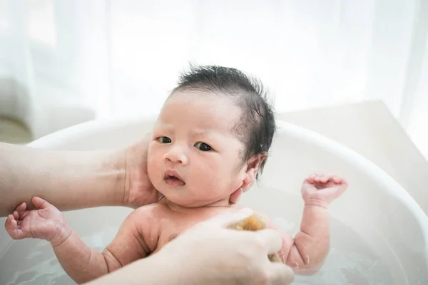 Neugeborenes Wird Hause Von Mutter Badewanne Gebadet — Stockfoto