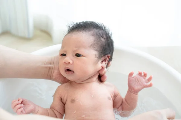 Neugeborenes Wird Hause Von Mutter Badewanne Gebadet — Stockfoto