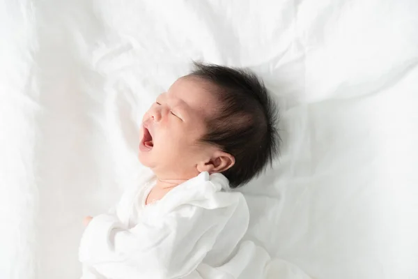 Weinendes Neugeborenes Auf Wickeltisch — Stockfoto